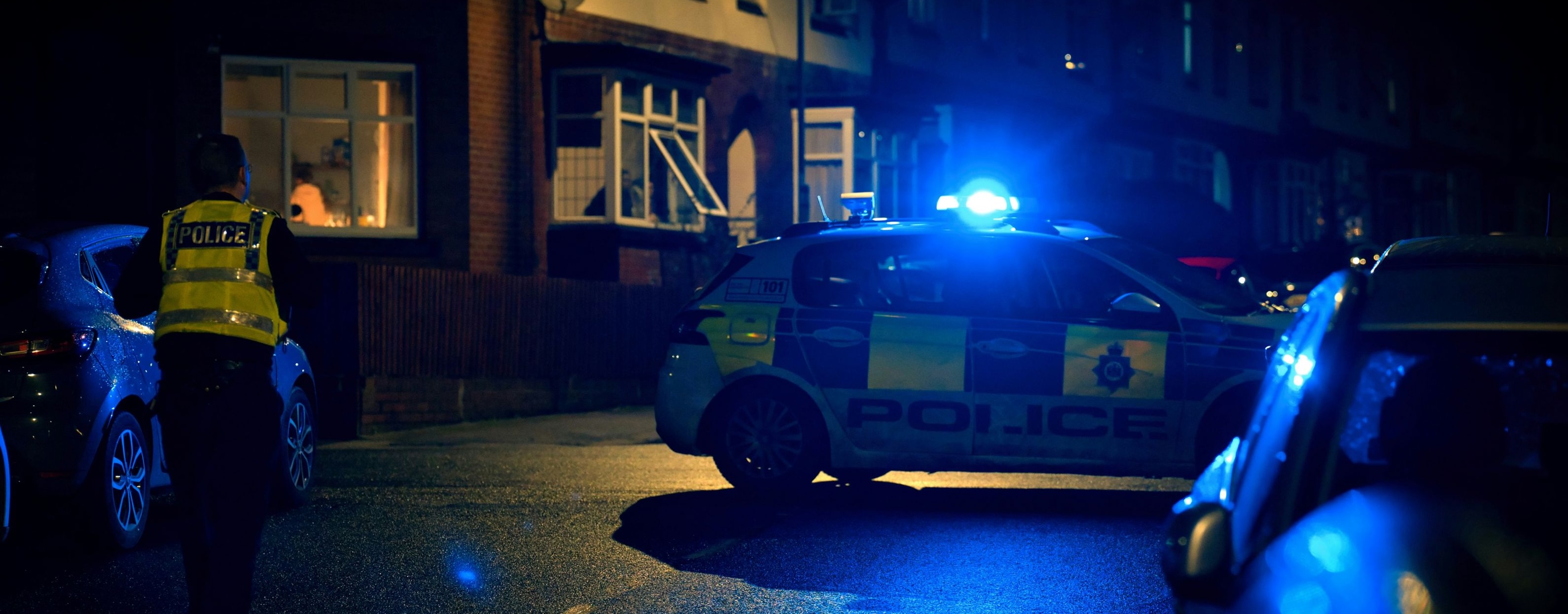 Policyjny radiowóz na drodze